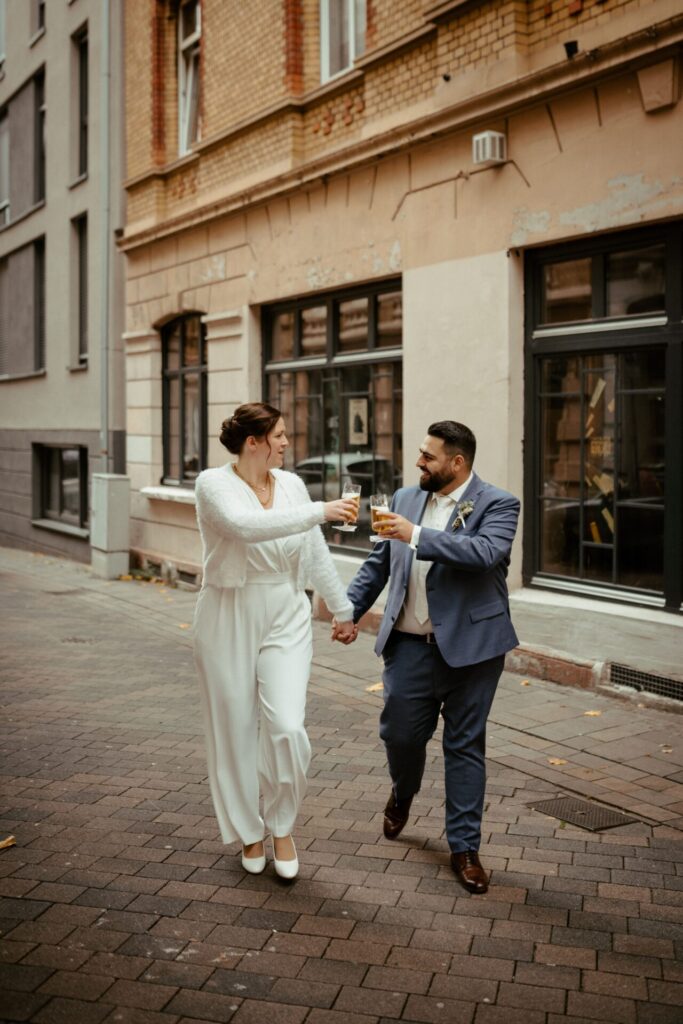 Ehepaar bei Hochzeitsshooting nach dem Standesamt