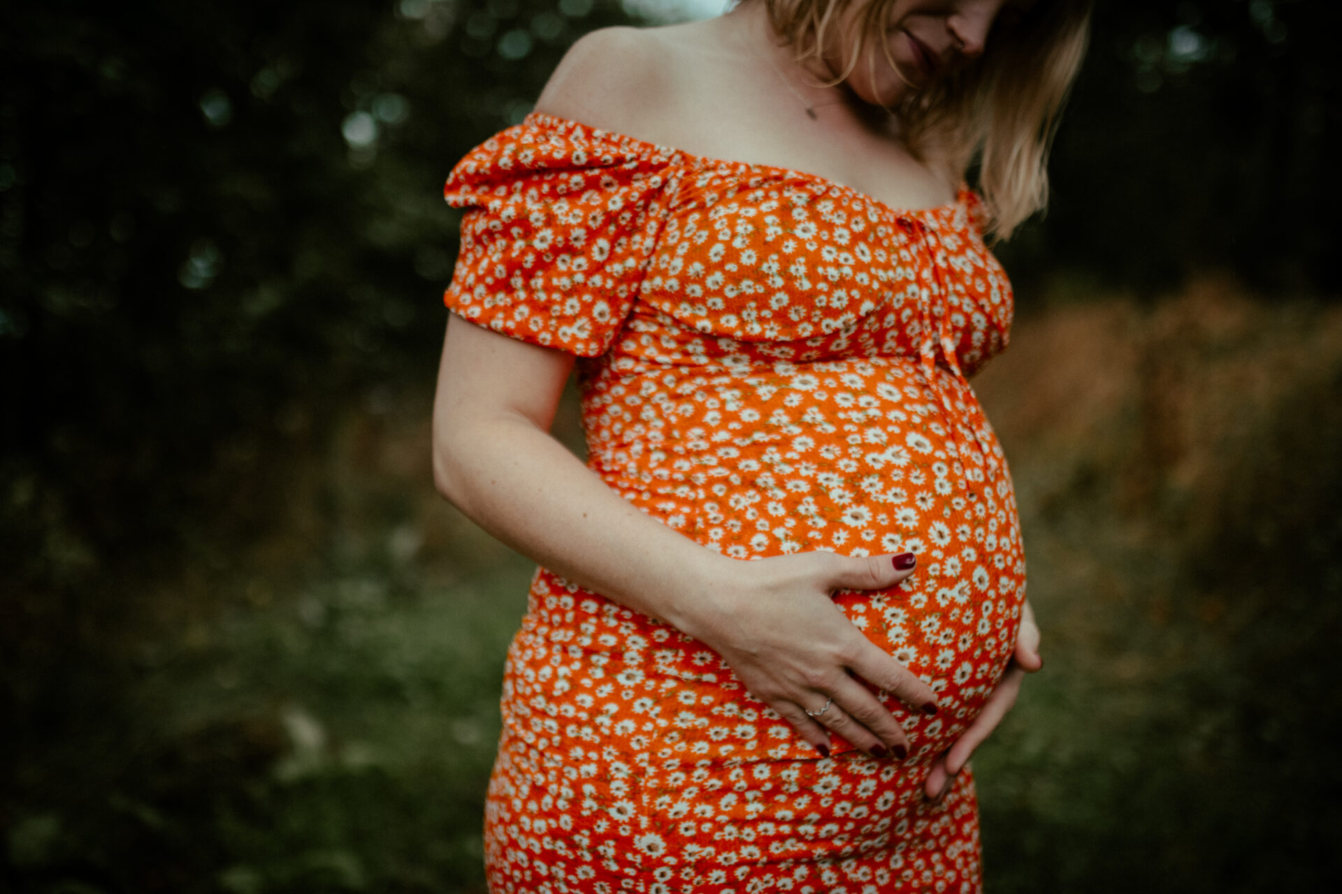 Babybauch in der grünen Natur