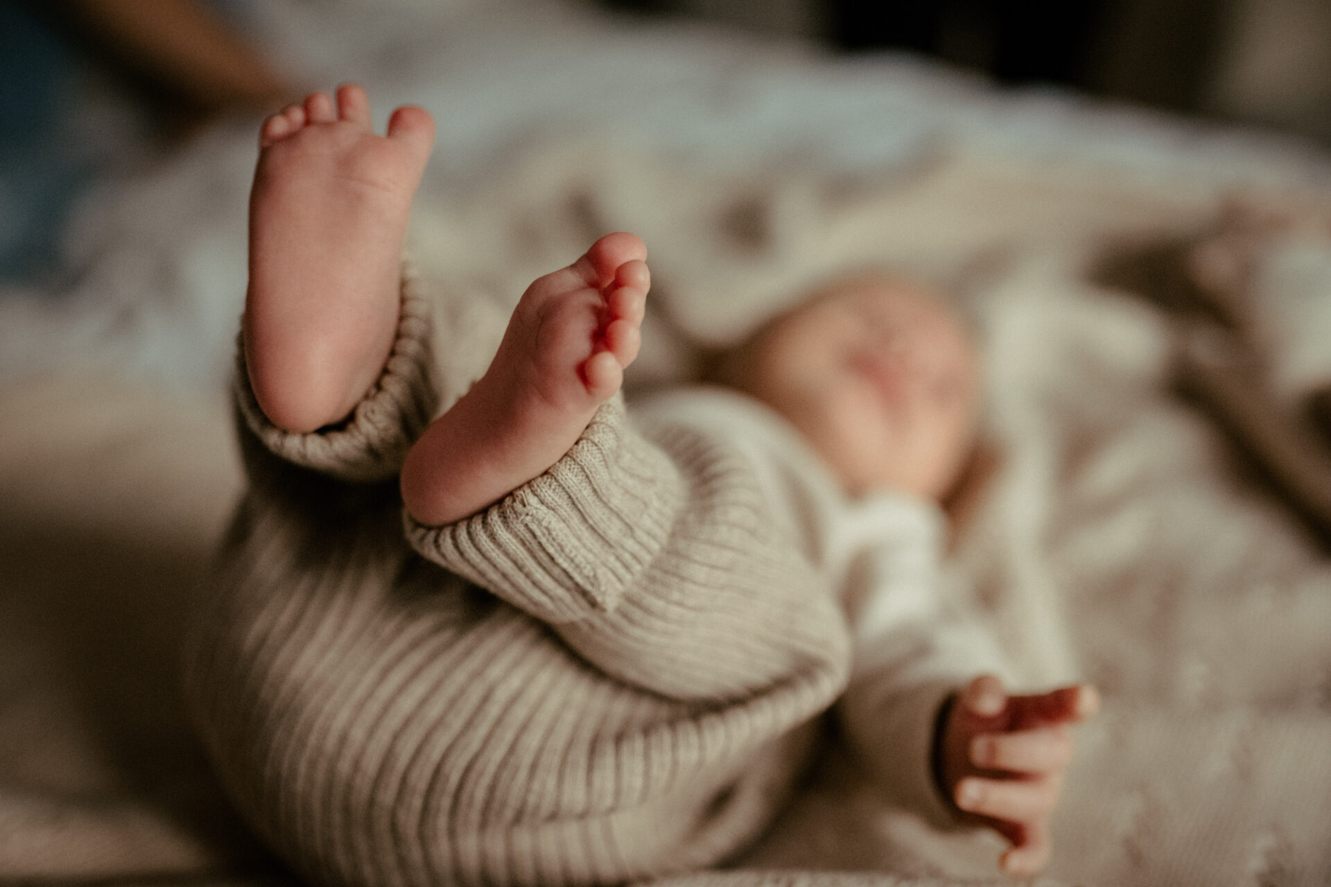 Baby hebt seine Füße